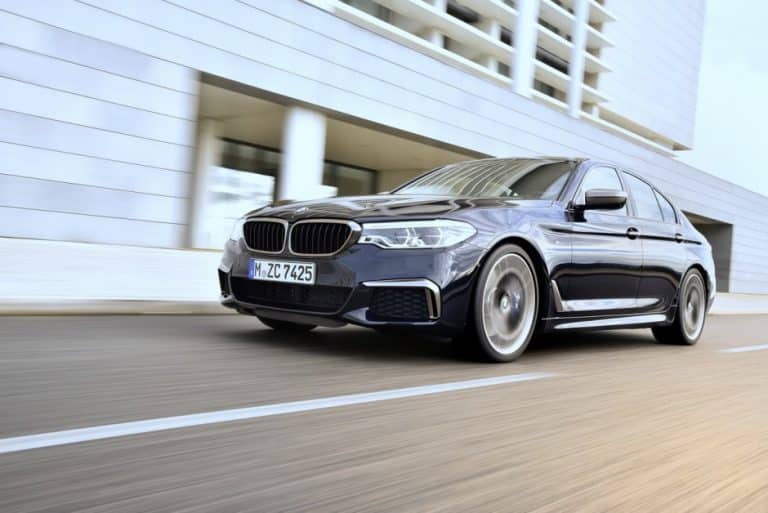 Vidéo : la BMW M550i xDrive est-elle plus rapide que la Lexus GS F ?