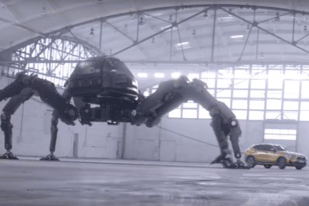 Le BMW X2 défie une araignée mécanique dans un nouveau spot TV Le BMW X2 défie une araignée mécanique dans un nouveau spot TV
