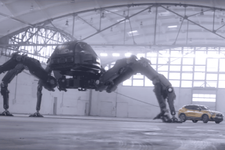 Le BMW X2 défie une araignée mécanique dans un nouveau spot TV