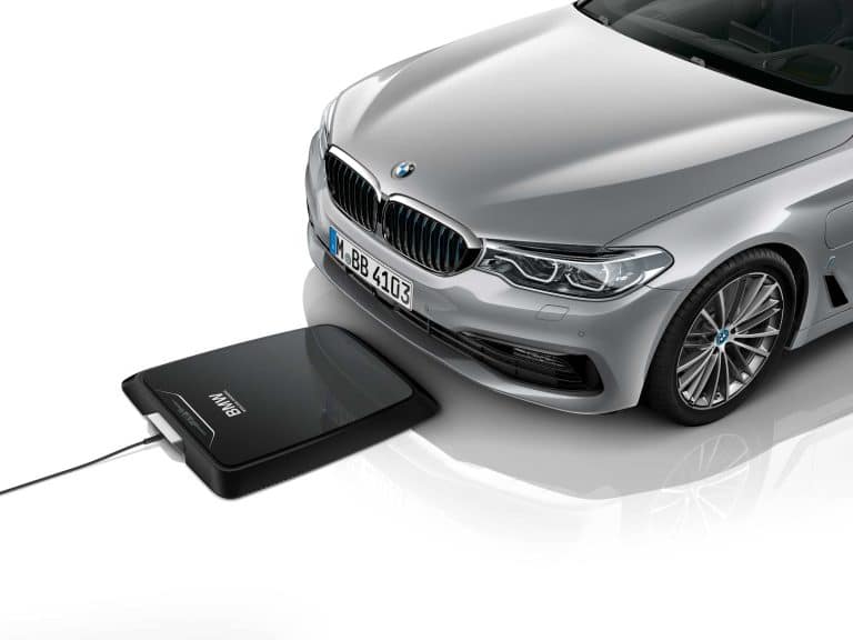 Un chargeur sans fil pour recharger une hybride BMW