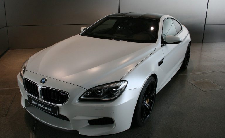 Toutes les voitures BMW M commandées en 2022 recevront des emblèmes d’anniversaire