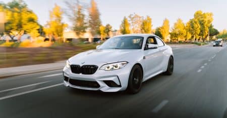 découvrez la bmw m2, un concentré de puissance et de performance dans un design élégant et sportif. explorez ses caractéristiques techniques et son héritage sportif chez bmw.