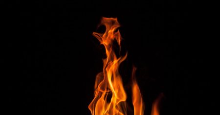découvrez tout sur le feu et ses multiples utilisations dans la vie quotidienne, l'histoire, la culture et l'art.
