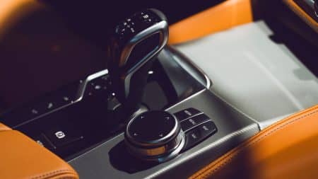 La nouvelle BMW M3 Compétition M xDrive (2024) va-t-elle révolutionner le marché des voitures de sport ? black gear shift lever