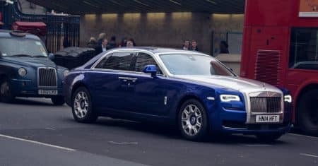 découvrez notre sélection de berlines de luxe pour une expérience de conduite inégalée. trouvez la combinaison parfaite de élégance, confort et performance avec nos modèles de berlines haut de gamme.