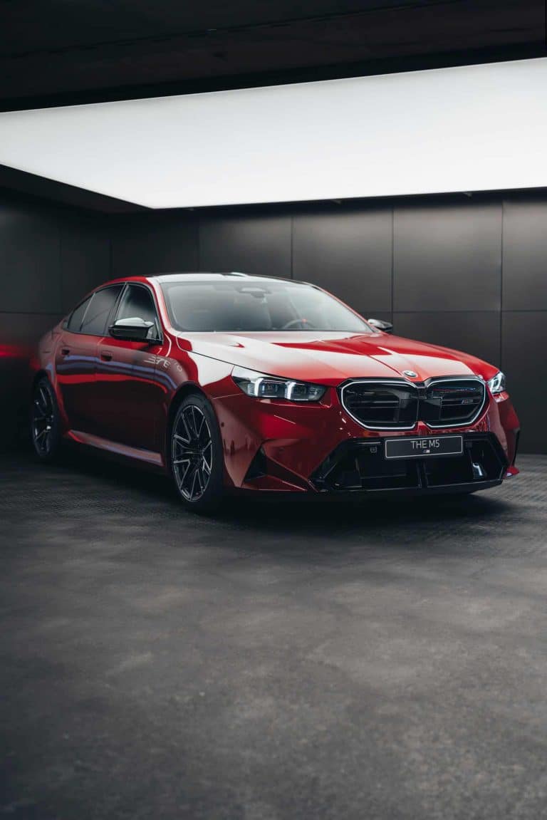 Découvrez comment la BMW M5 de 2025 redéfinit les supercars hybrides : un aperçu exclusif à Monaco
