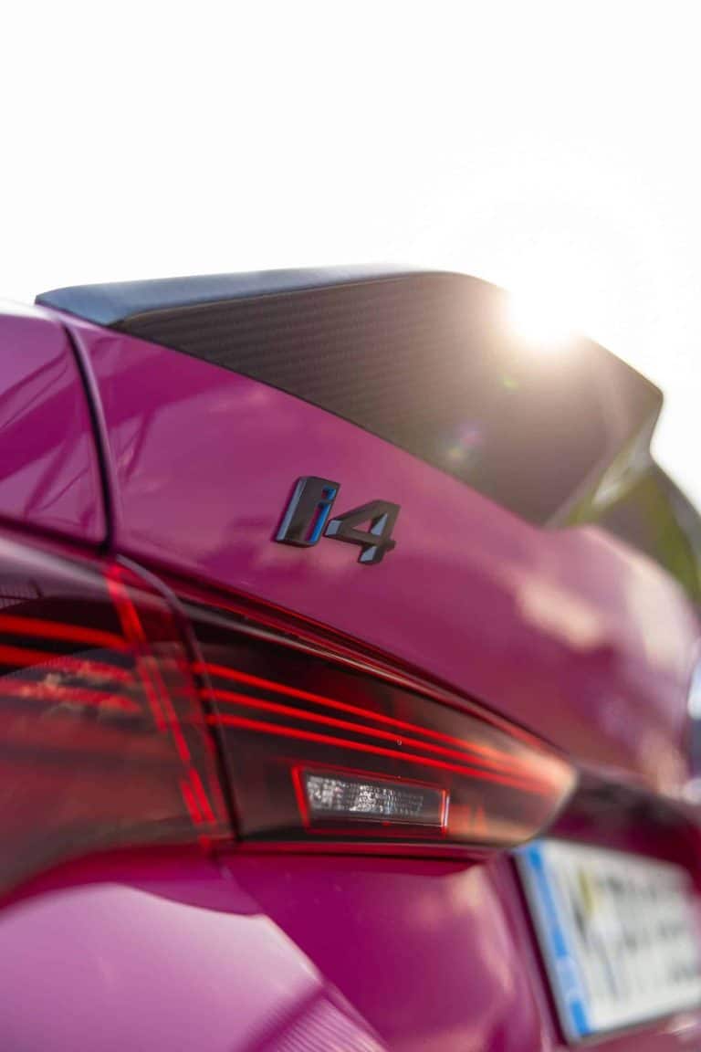 Incroyable ! La BMW i4 M50 2025 se pare d&rsquo;une couleur rose exclusive et de pièces M Performance - découvrez cette édition qui va enflammer les passionnés