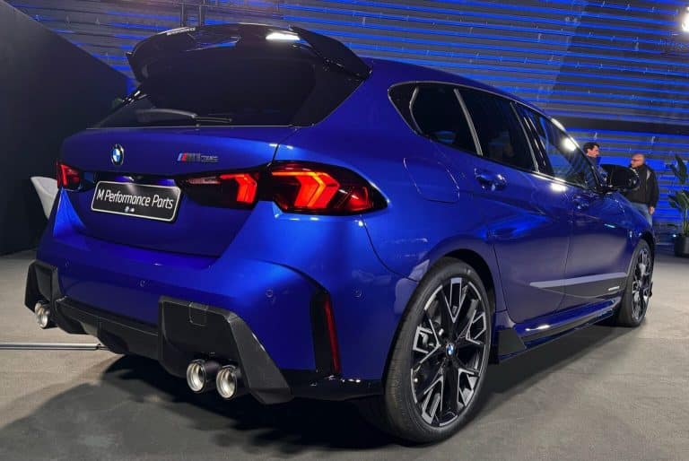 Découvrez la BMW 1er comme vous ne l&rsquo;avez jamais vue : une bête de puissance en Portimao Blau avec un Tuning M Performance qui fait tourner toutes les têtes