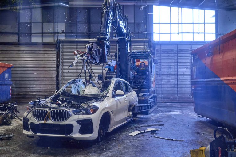 Découvrez comment BMW transforme des voitures écrasées pour en créer de nouvelles : un processus révolutionnaire