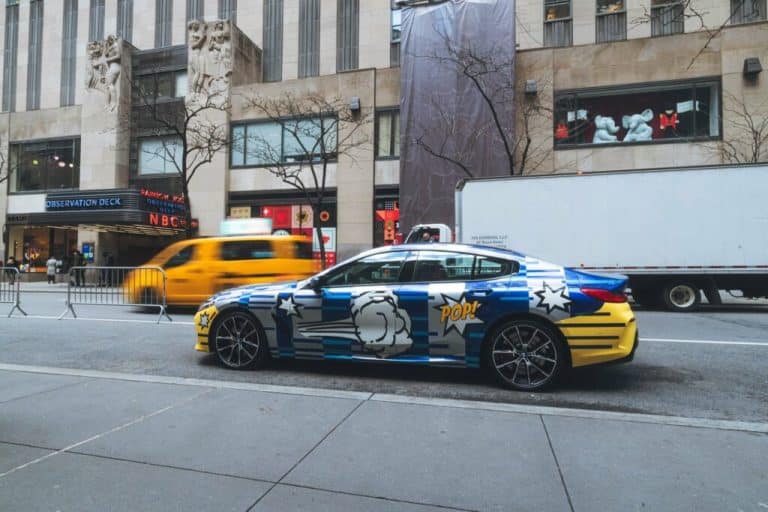 une BMW Série 8 « 1 of 99 » signée Jeff Koons mise en vente, un chef-d&rsquo;œuvre automobile à saisir