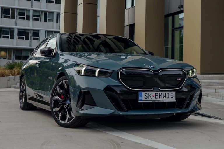 Voici le duel ultime : le BMW i5 M60 défie le M4 Competition dans un face-à-face explosif