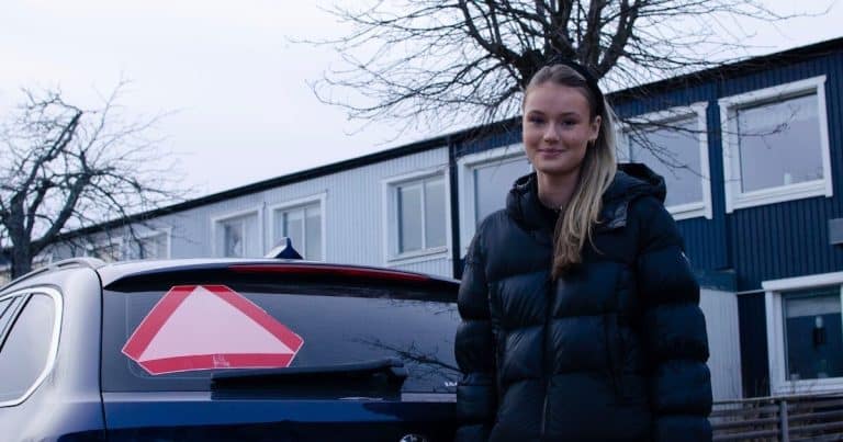Les ados suédois conduisent des Porsche et BMW modifiées : une pratique inquiétante qui divise