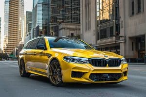 Bmw m5 touring : découvrez ce modèle jaune vif et ses pièces m performance pour un look saisissant