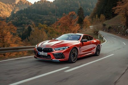 Découvrez la nouvelle BMW M8 2024 en rouge Imola : puissance, luxe et surprise à chaque virage
