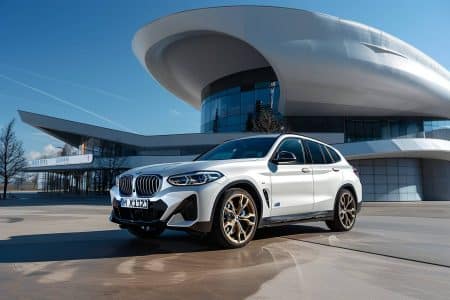 Découvrez pourquoi la BMW XM Label en frozen brilliant white est si captivante : une analyse approfondie