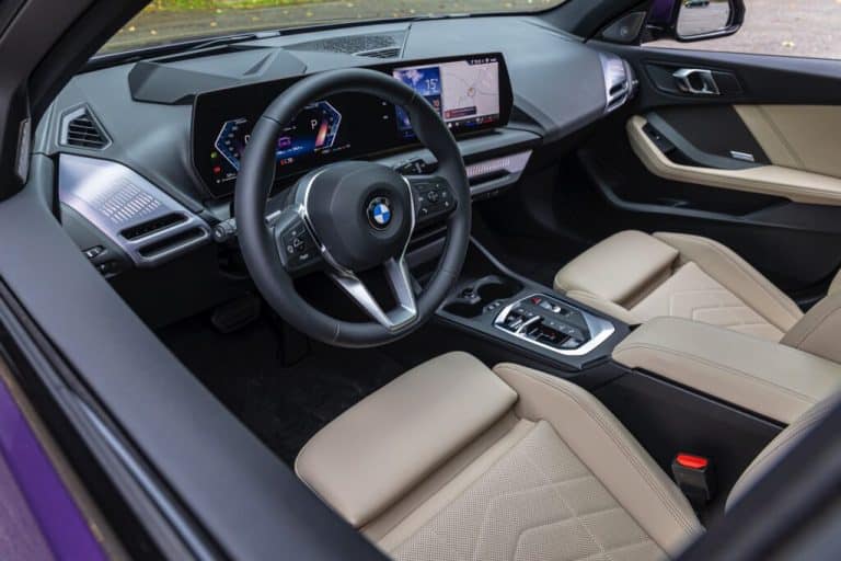 Cette BMW 1er F70 fait un buzz mondial avec sa couleur surprenante, mais personne ne s’attendait à ce qui se cache derrière