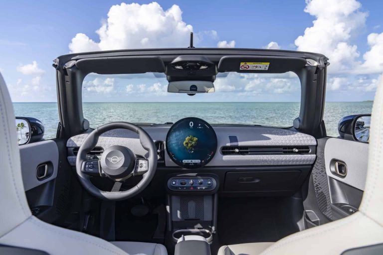 Découvrez le retour inattendu et surprenant de la MINI Cooper Convertible 2024 : une innovation qui retourner le marché de l&rsquo;automobile