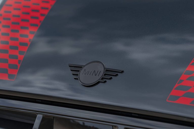 Découvrez pourquoi la MINI John Cooper Works Cabriolet 2024 pourrait changer votre façon de conduire