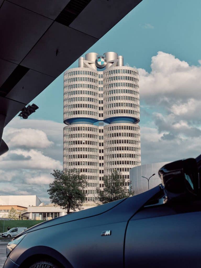 À Munich, BMW accélère à toute vitesse vers l’électrique : la stratégie audacieuse qui pourrait tout bouleverser
