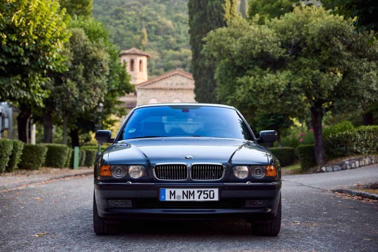 La BMW 750iL des années 90 : voici le secret qui explique pourquoi elle fascine encore aujourd&rsquo;hui