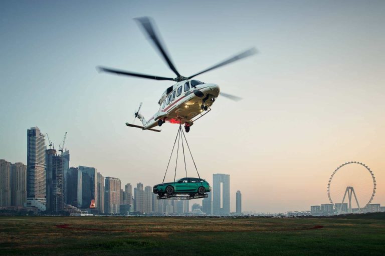 Dubaï : l&rsquo;improbable transport d&rsquo;une BMW M5, le pari impossible qui défie les lois de la gravité