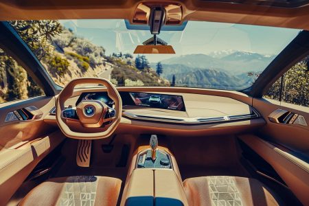 Découvrez comment votre voiture peut devenir une salle de cinéma : le secret des nouvelles BMW