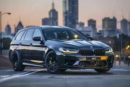 Découvrez la puissance discrète du BMW M5 Touring en noir carbone