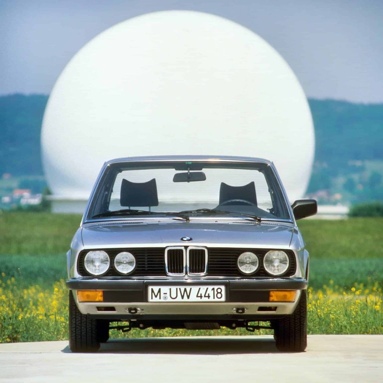 Cette BMW E28 535i cache des secrets oubliés depuis des décennies : le voyage mystérieux entre peur et espoir qui va vous captiver