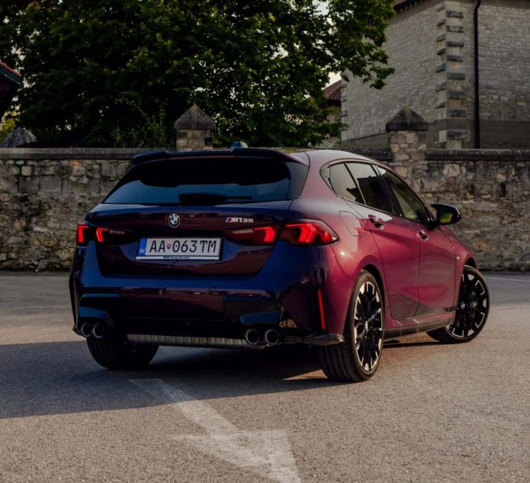 Le nouveau look de la BMW M135 en couleur Thundernight dévoile un style audacieux qui va vous étonner