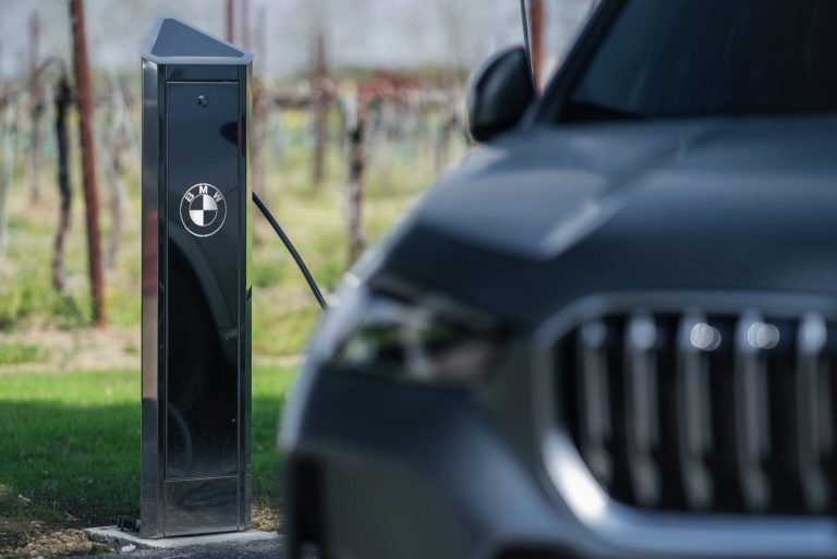 BMW détrône TESLA : cette incroyable avancée qui place BMW loin devant Elon Musk en 2024