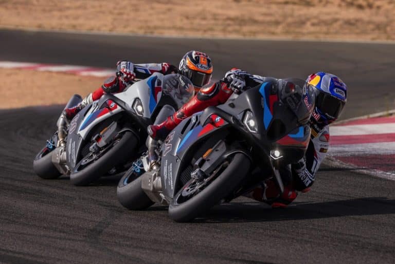 La BMW M 1000 RR va-t-elle redéfinir les standards de puissance et de performance avec ses 218 chevaux impressionnants ?