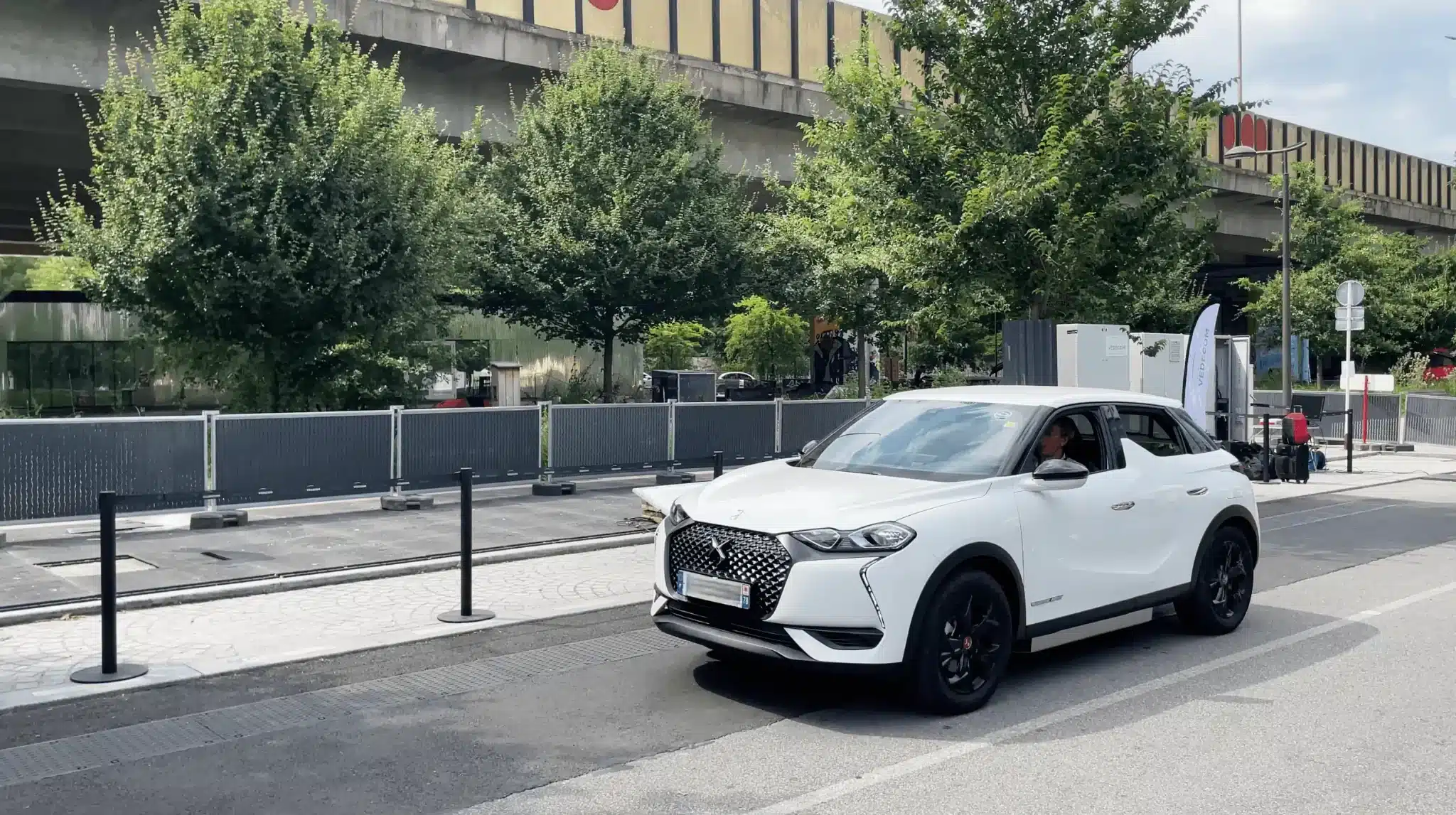 Routes électriques : découvrez ces nouvelles technologies qui permettent aux voitures de se charger en roulant dessus