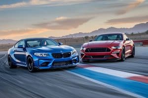 Découvrez cette incroyable bataille : la BMW M2 peut-elle vraiment surpasser la légendaire Ford Mustang V8 ?