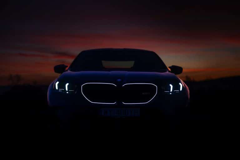 Un course nocturne effrénée sur l&rsquo;Autobahn avec ce bolide BMW : découvrez ce spectacle époustouflant pourtant extrêmement dangereux