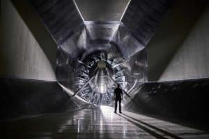 BMW révolutionne l&rsquo;aérodynamique avec le plus grand tunnel de vent vertical au monde, capable de souffler à 250 km/h