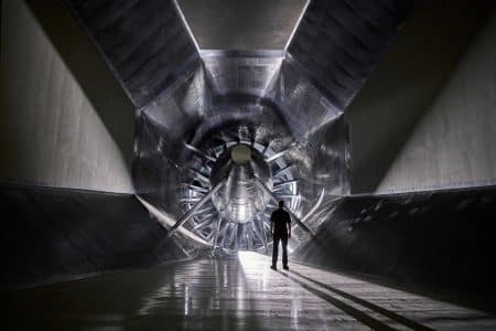 BMW révolutionne l&rsquo;aérodynamique avec le plus grand tunnel de vent vertical au monde, capable de souffler à 250 km/h