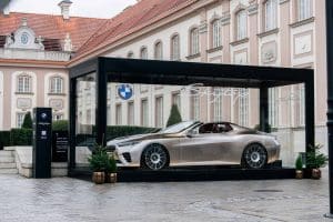 Ce cabriolet BMW à 500 000 € s&rsquo;expose dans un hôtel de luxe : seulement 50 exemplaires pour les chanceux européens