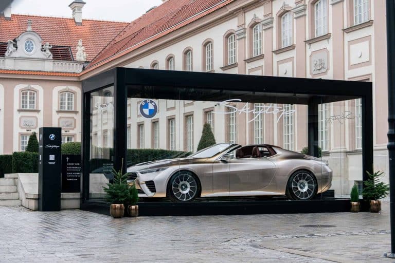 Ce cabriolet BMW à 500 000 € s&rsquo;expose dans un hôtel de luxe : seulement 50 exemplaires pour les chanceux européens