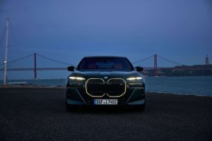 Ce super-sedan BMW i7 2025 : 650 chevaux, 3,5 secondes pour le 0-100 km/h et un toit céleste électrisant