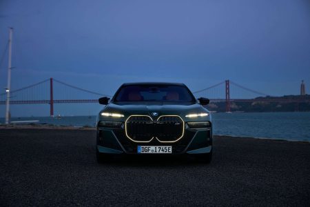 Ce super-sedan BMW i7 2025 : 650 chevaux, 3,5 secondes pour le 0-100 km/h et un toit céleste électrisant
