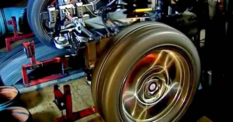 Ce banc d’essai BMW transforme les pneus en fumée et repousse les limites de l’ingénierie automobile