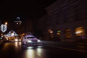 Cette BMW i4 M50 électrique avec 5 300 lumières de Noël réinvente le traîneau du Père Noël pour une magie moderne