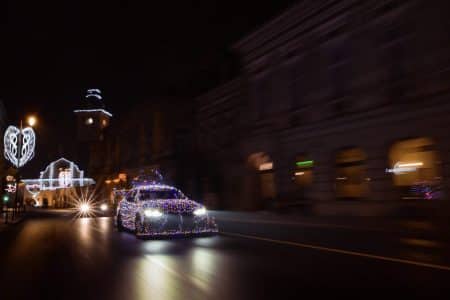 Cette BMW i4 M50 électrique avec 5 300 lumières de Noël réinvente le traîneau du Père Noël pour une magie moderne