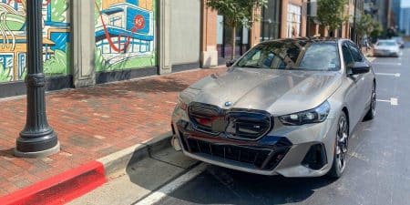 Cette BMW i5 électrique de 593 chevaux redéfinit le luxe et met la concurrence à genoux avec ses performances époustouflantes