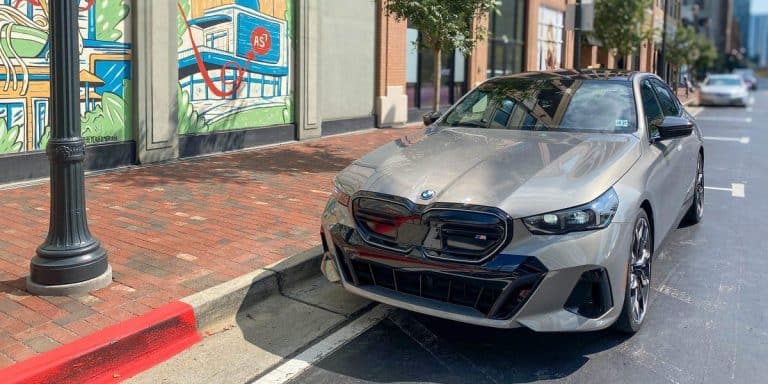 Cette BMW i5 électrique de 593 chevaux redéfinit le luxe et met la concurrence à genoux avec ses performances époustouflantes