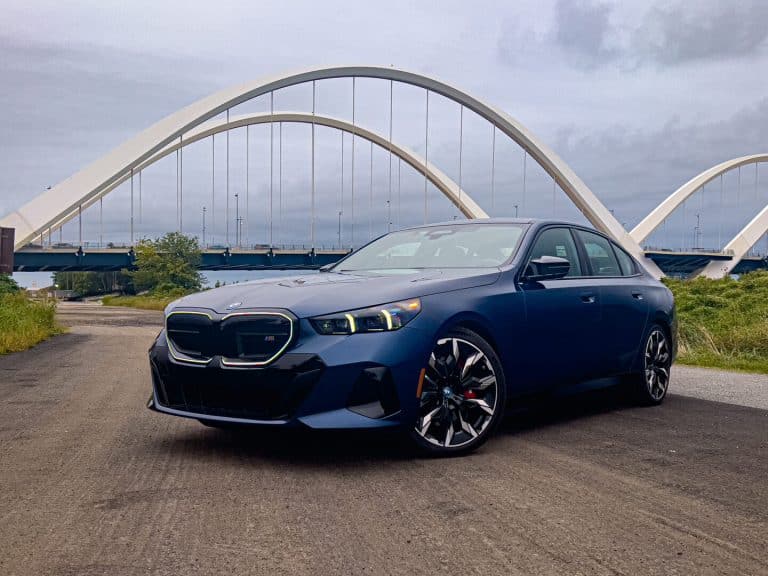 BMW i5 M60 2025 : ce véhicule électrique qui redéfinit le plaisir de conduire sans limite