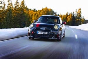 231 chevaux pour 6,1 secondes : cette MINI John Cooper Works redéfinit la vitesse avec style et héritage légendaire