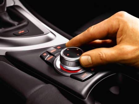 BMW enterre le mythique iDrive : un écran géant de 17,9 pouces révolutionne l&rsquo;intérieur de vos voitures préférées