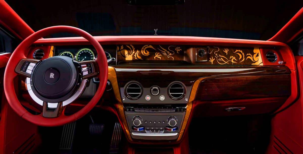 Ce joyau roulant : la Phantom Dragon de Rolls-Royce avec 1 344 lumières et 297 bois sculptés fascine la Chine