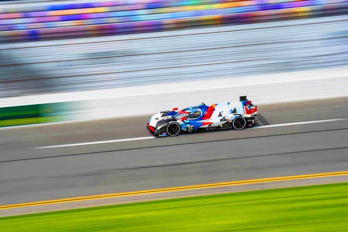 Cette BMW M Hybrid V8 pulvérise les records avec un tour époustouflant à Daytona, défiant Porsche et Cadillac